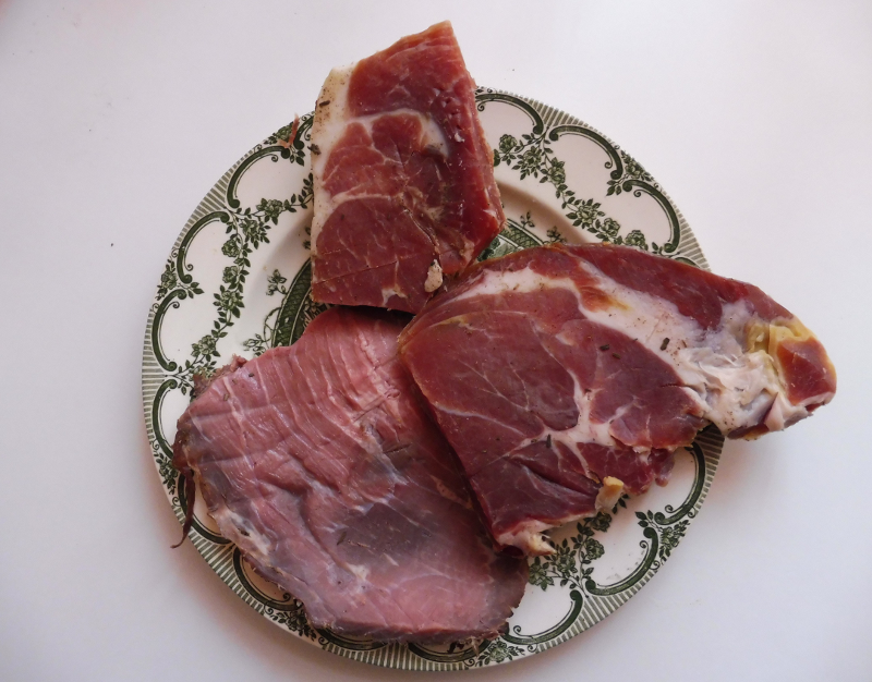 ein Hasenkopf aus Fleischresten zusammengebastelt
